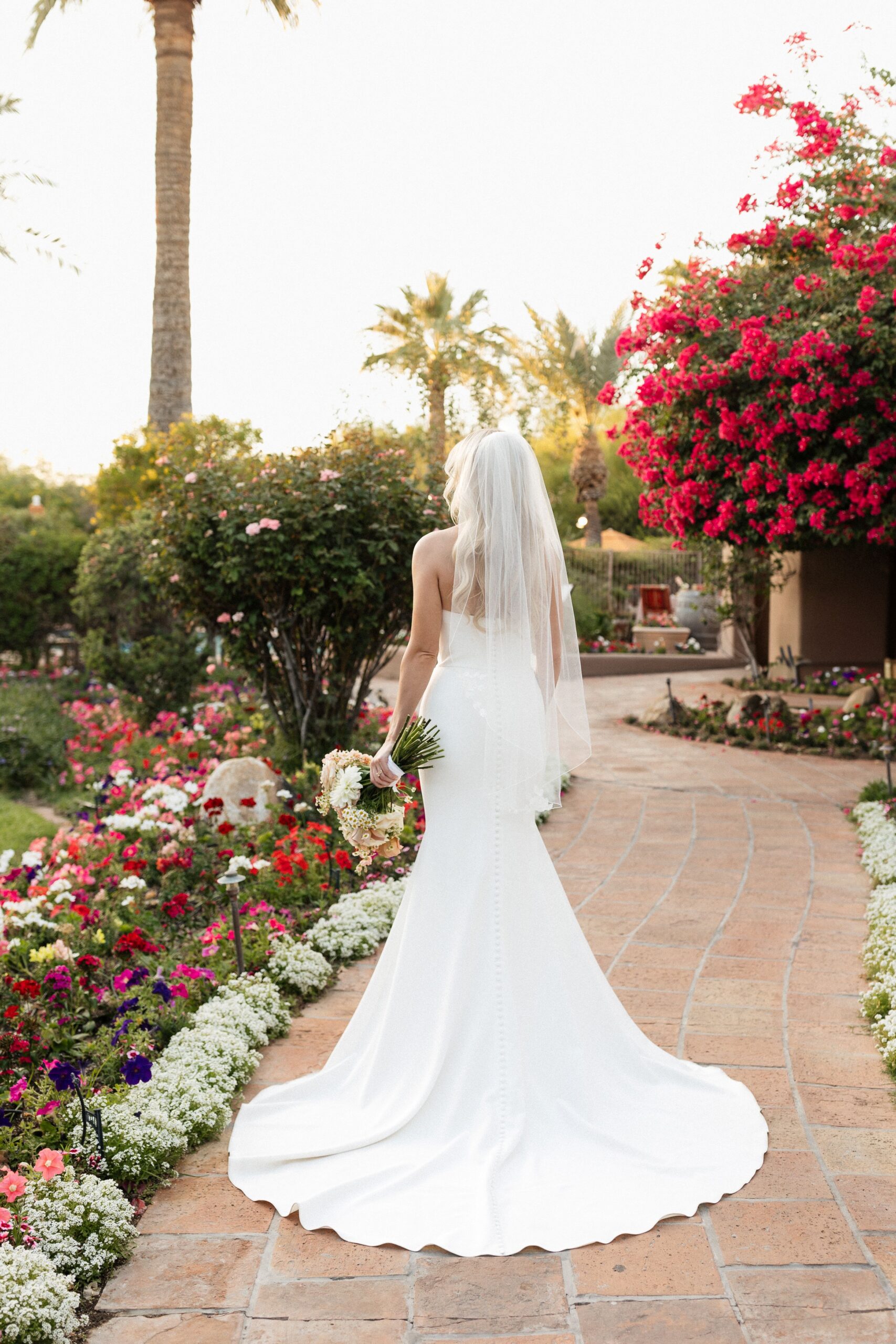 hermosa-inn-manicured-gardens-for-bridal-portraits